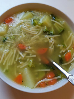 Una foto de Sopa de fideos con verduras 🌱