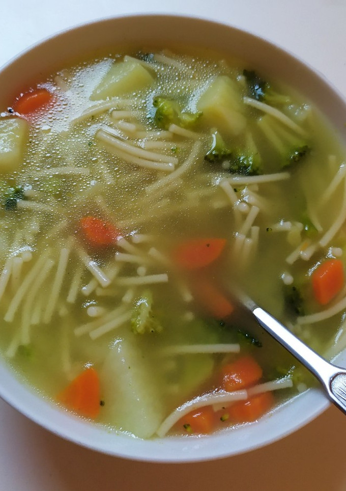 Una foto de Sopa de fideos con verduras 🌱