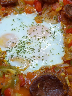 Una foto de Huevos al Plato con Chorizo