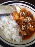 Carne de res con salsa roja y papas