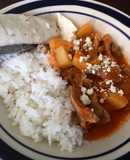 Carne de res con salsa roja y papas