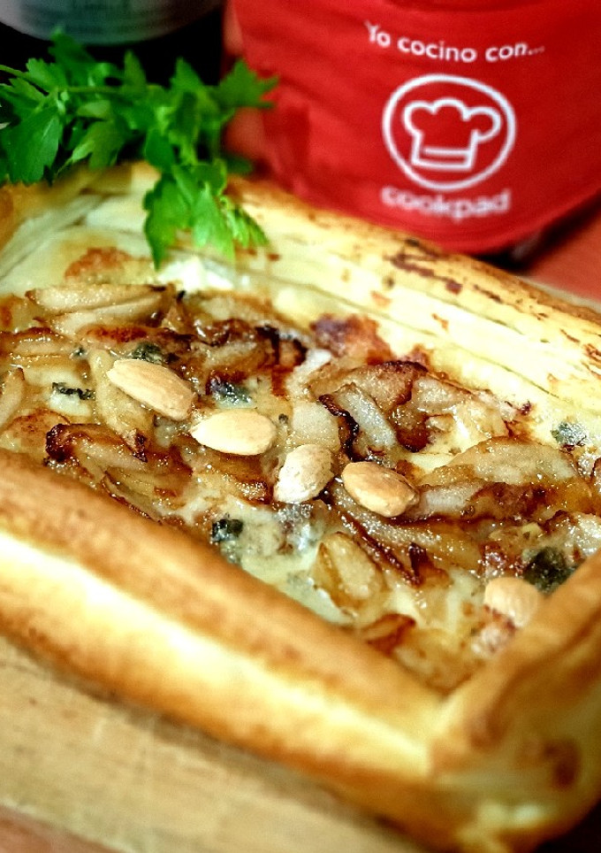 Una foto de Hojaldre de peras y queso azul