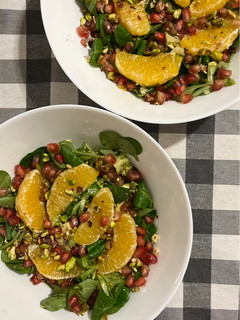 Una foto de Ensalada con naranja y granada😊