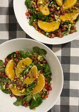 Una foto de Ensalada con naranja y granada😊
