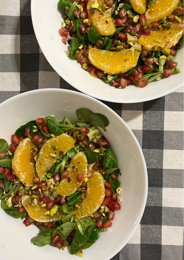 Una foto de Ensalada con naranja y granada😊