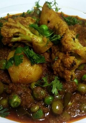 A picture of Aloo Gobi Matar (Potato, Cauliflower, and Pea Curry).