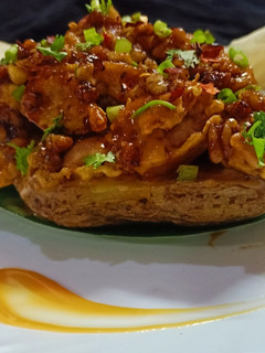 গ্লেজড চিকেন (Chicken glazed in spicy honey and walnut sauce with baked potato recipe in Bengali) রেসিপির প্রধান ছবি