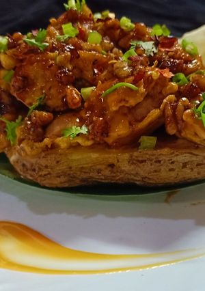 গ্লেজড চিকেন (Chicken glazed in spicy honey and walnut sauce with baked potato recipe in Bengali) রেসিপির প্রধান ছবি
