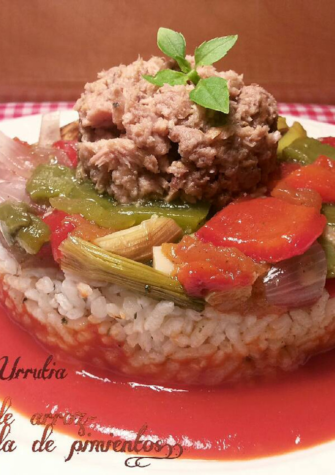 Una foto de Tabulé de arroz, con pimientos asados y atún