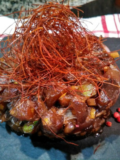 Una foto de Tartar de Bacalao con hilos de Chili