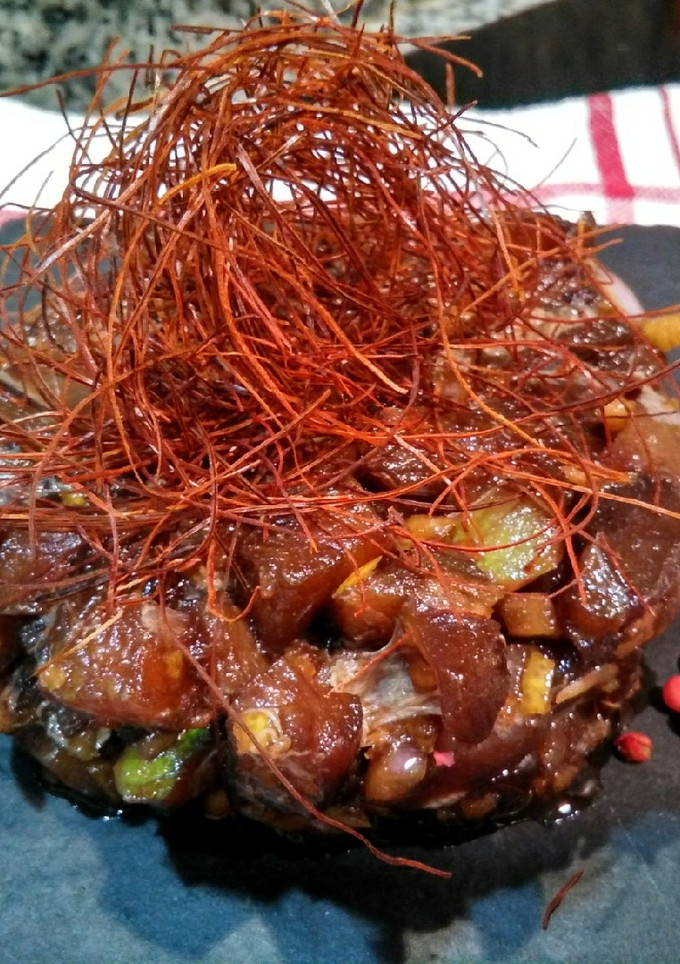 Una foto de Tartar de Bacalao con hilos de Chili