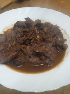 Una foto de Hígados de pollo al vino tinto