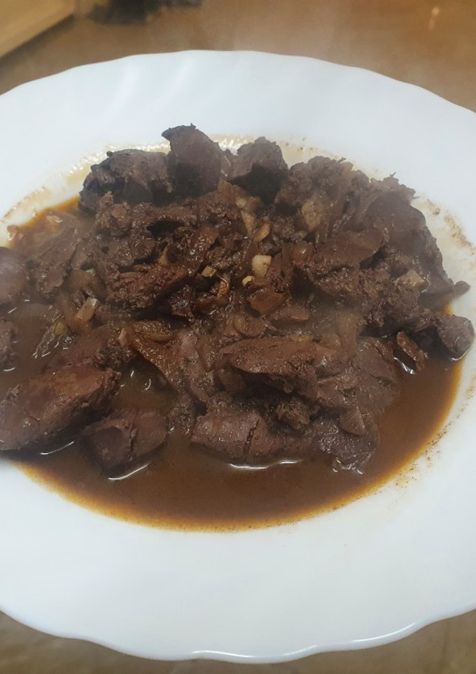 Una foto de Hígados de pollo al vino tinto