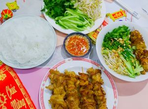 Hình của món Bún thịt nướng xiên que.