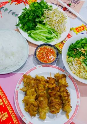 Hình của món Bún thịt nướng xiên que.