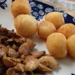 A picture of Papas bombas y pollo a la cacerola.