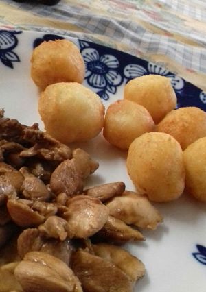 Una foto de Papas bombas y pollo a la cacerola