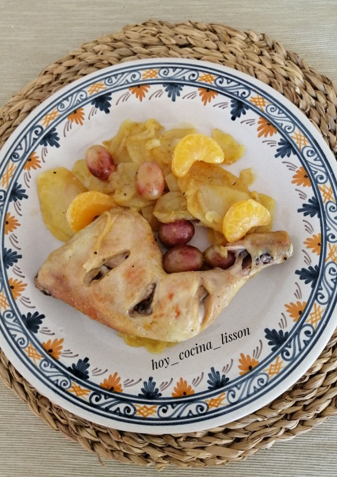 Una foto de Pollo al microondas con salsa de mandarina y uvas