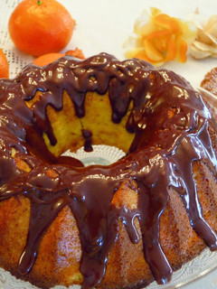 Una foto de Bundt cake de mandarinas y chocolate