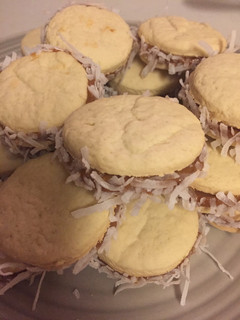 Una foto de Alfajores
