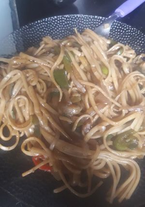 Una foto de Fideos con salsa de soja