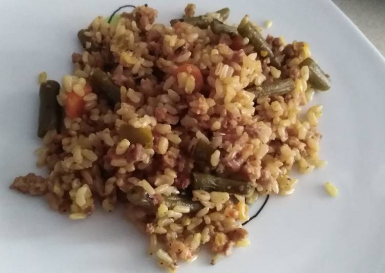 Paella vegana con arroz integral