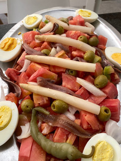Una foto de Ensalada de tomate y huevo