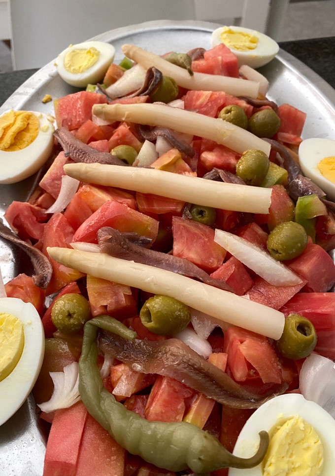 Una foto de Ensalada de tomate y huevo