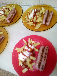Una foto de Patatas fritas con salchichas