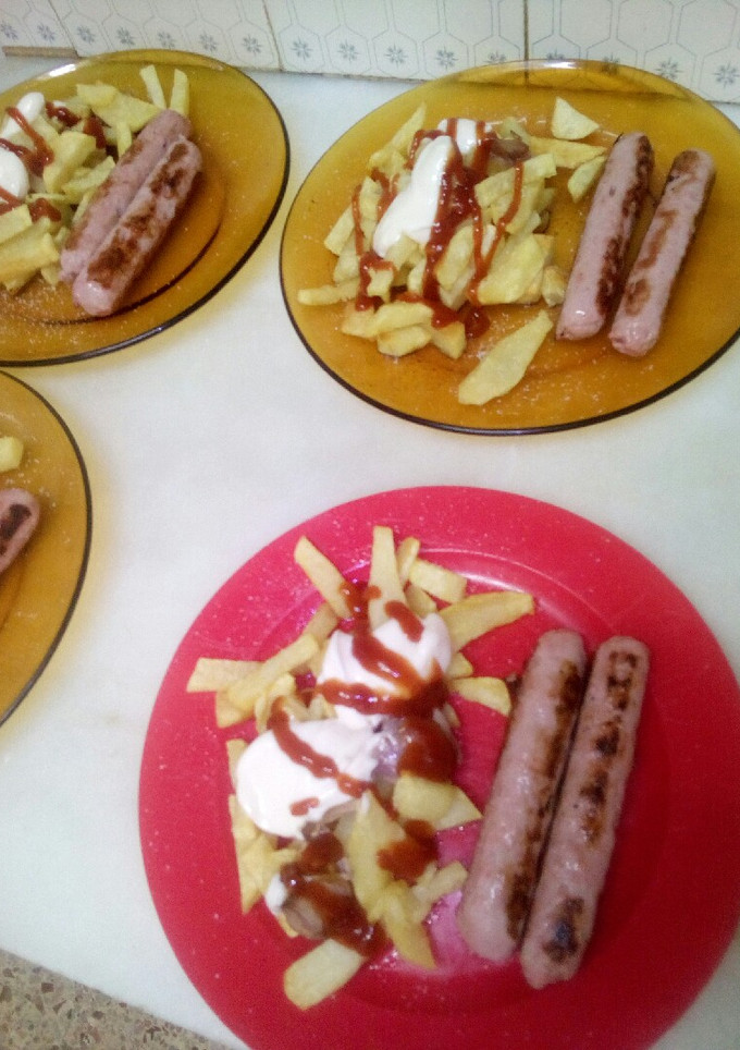 Una foto de Patatas fritas con salchichas