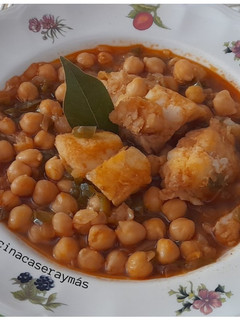 Una foto de Potaje de garbanzos con bacalao