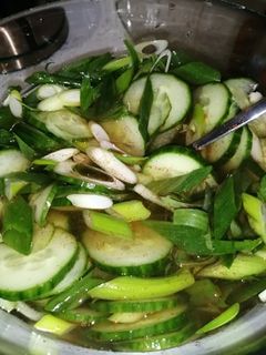 Újhagymás uborkasaláta recept fotója