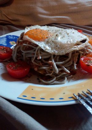 Una foto de Gula con atún, huevo y sofrito