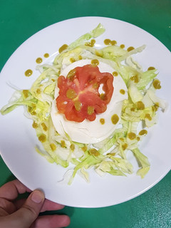 Una foto de Ensalada mozzarella