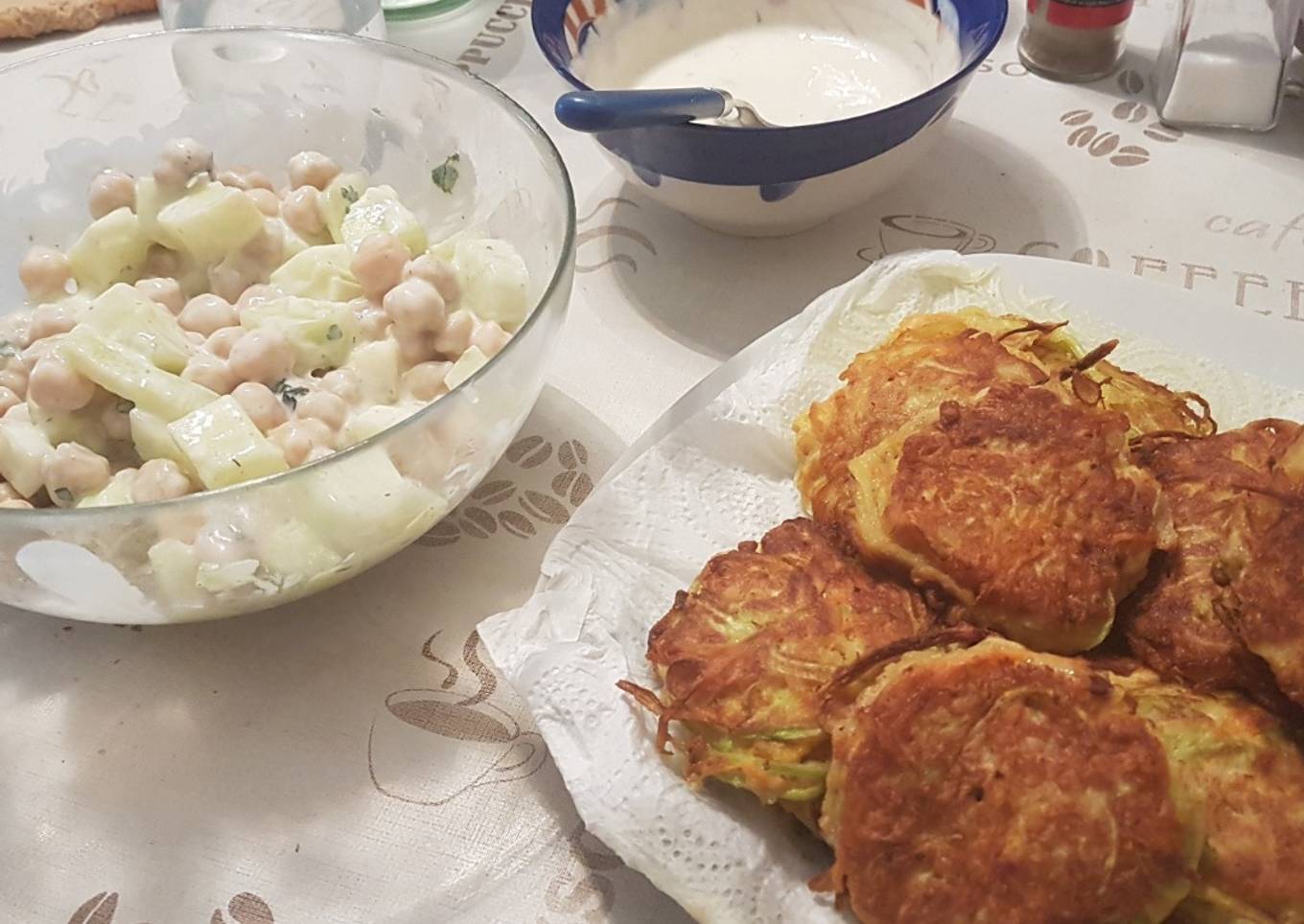 Tortitas de calabacín y zanahoria con ensalada de garbanzo y pepino