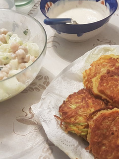 Una foto de Tortitas de calabacín y zanahoria con ensalada de garbanzo y pepino