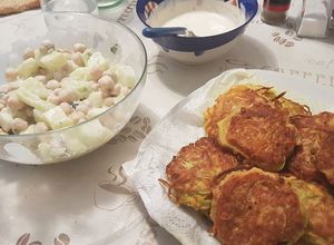 Foto principal de Tortitas de calabacín y zanahoria con ensalada de garbanzo y pepino