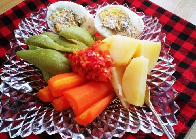 Cara Gampang Menyiapkan Kukus Waluh Kentang Wortel &amp; Sambal Rebus Telor, Sempurna