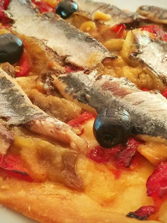Una foto de Coca de arengades (sardinas de bota)
