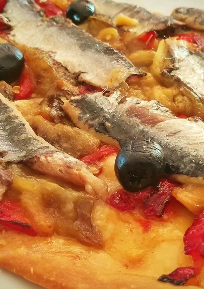 Una foto de Coca de arengades (sardinas de bota)