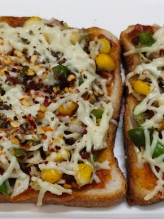 ब्रेड पिज़्ज़ा (Bread pizza recipe in Hindi) रेसिपी मुख्य फोटो