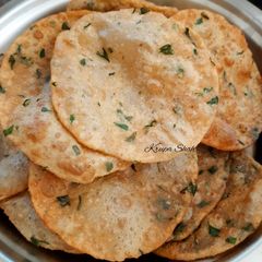 A picture of Multigrain methi puri.