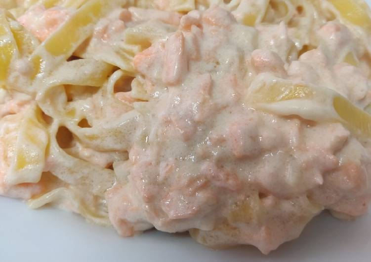 Pasta con salsa de salmón con nata