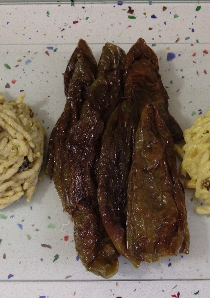 Una foto de Pasta trofi con crema de finas hierbas y bambú con pimientos fritos