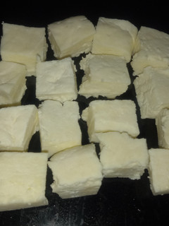 ஹோம்மேட் பன்னீர்\ காட்டேஜ் சீஸ் செய்முறை முக்கிய புகைப்படம்