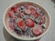 Una foto de postres con yogurt de fresa
