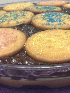 Una foto de Tarta de galletas, flan y chocolate🍫