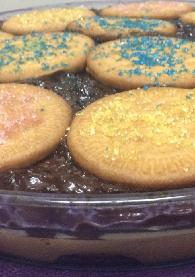 Una foto de Tarta de galletas, flan y chocolate🍫
