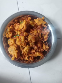 A picture of Kanda bhaji.