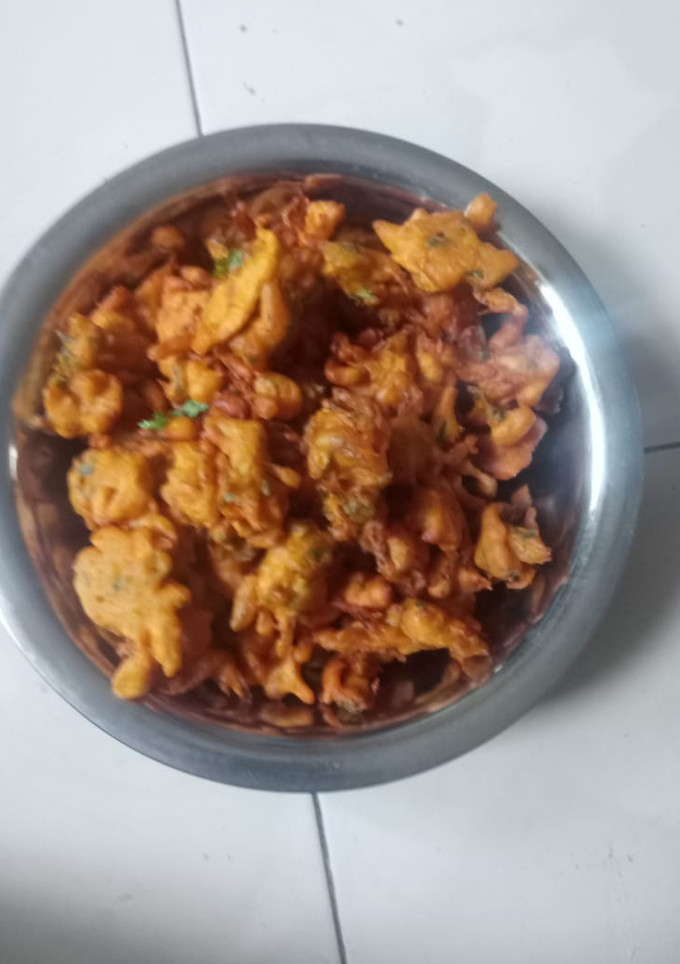 A picture of Kanda bhaji.